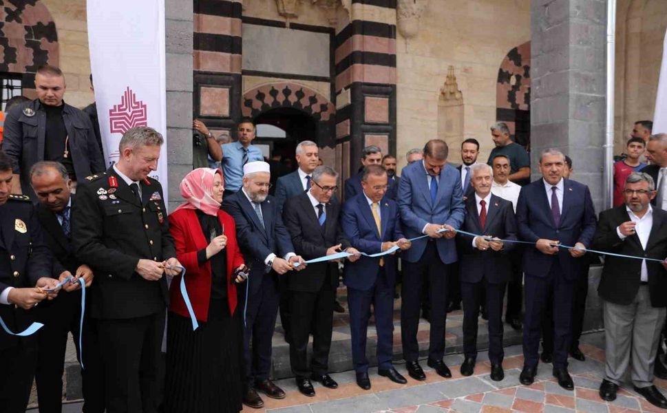 Gaziantep'te depremde hasar gören tarihi Şeyh Fethullah Camii ibadete açıldı