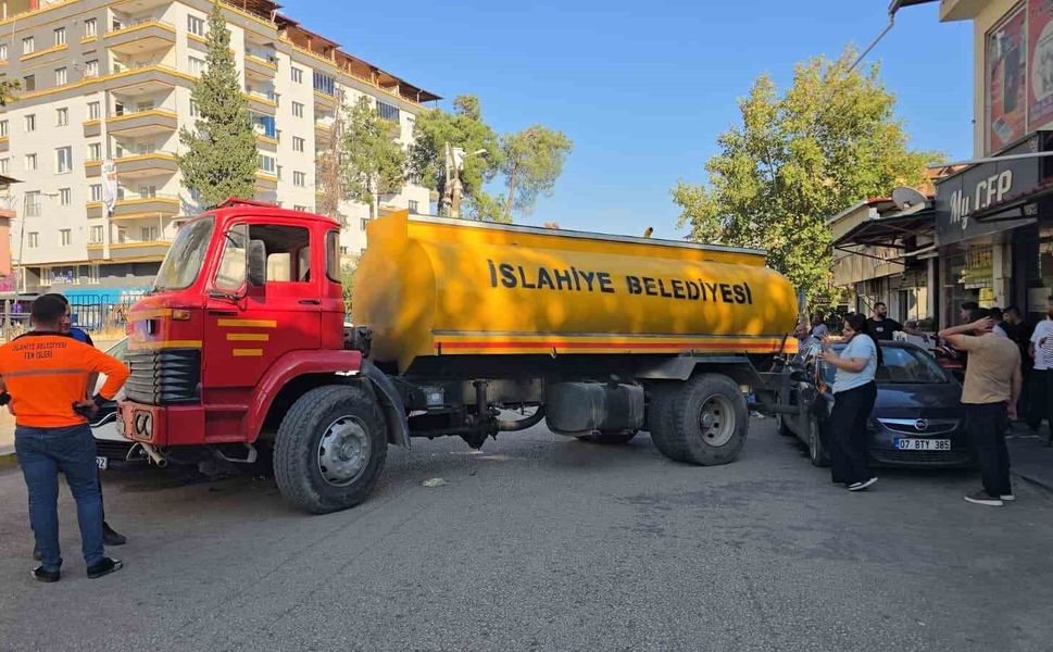 Gaziantep'te el freni çekilmeyen su tankeri 3 araca çarptı: Facianın eşiğinden dönüldü