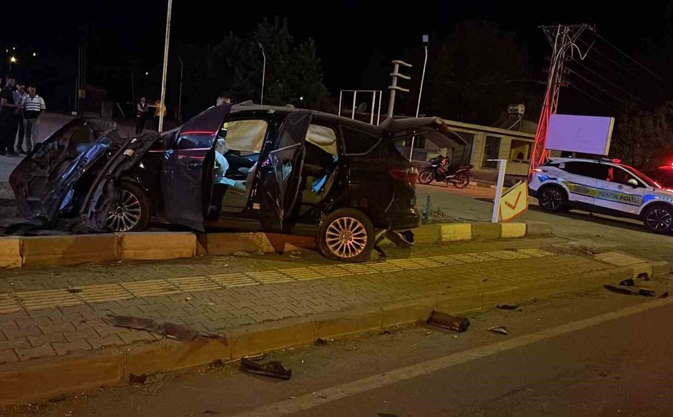 Gaziantep'te feci kaza! Kontrolden çıkan araç karşı şeride uçtu