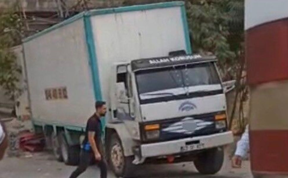 Gaziantep'te freni boşalan kamyon elektrik direği ve eve çarparak durabildi