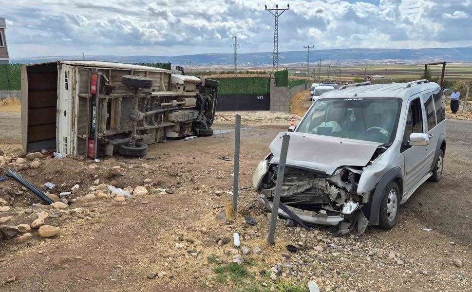 Gaziantep'te hafif ticari araç ile kamyonet çarpıştı: 5 yaralı