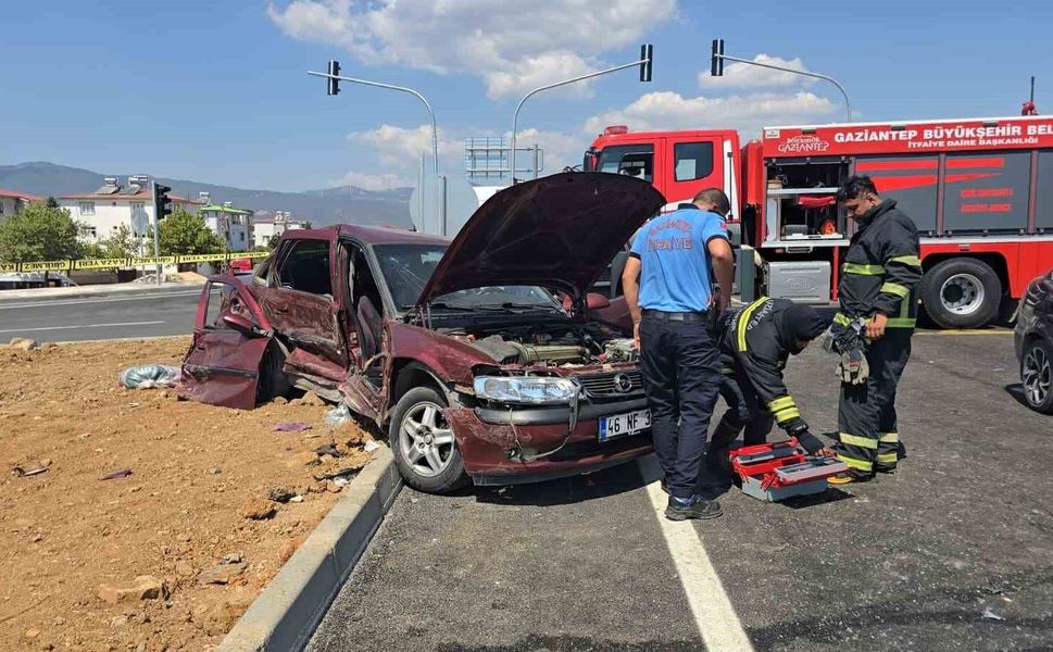 Gaziantep'te iki otomobil çarpıştı: 5 yaralı