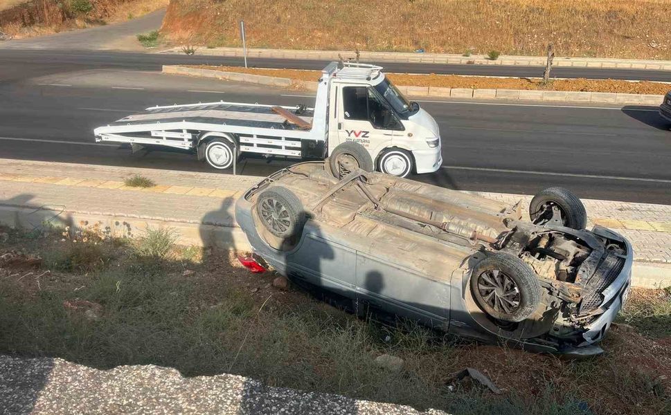 Gaziantep'te kontrolden çıkan otomobil ters döndü: 1 yaralı