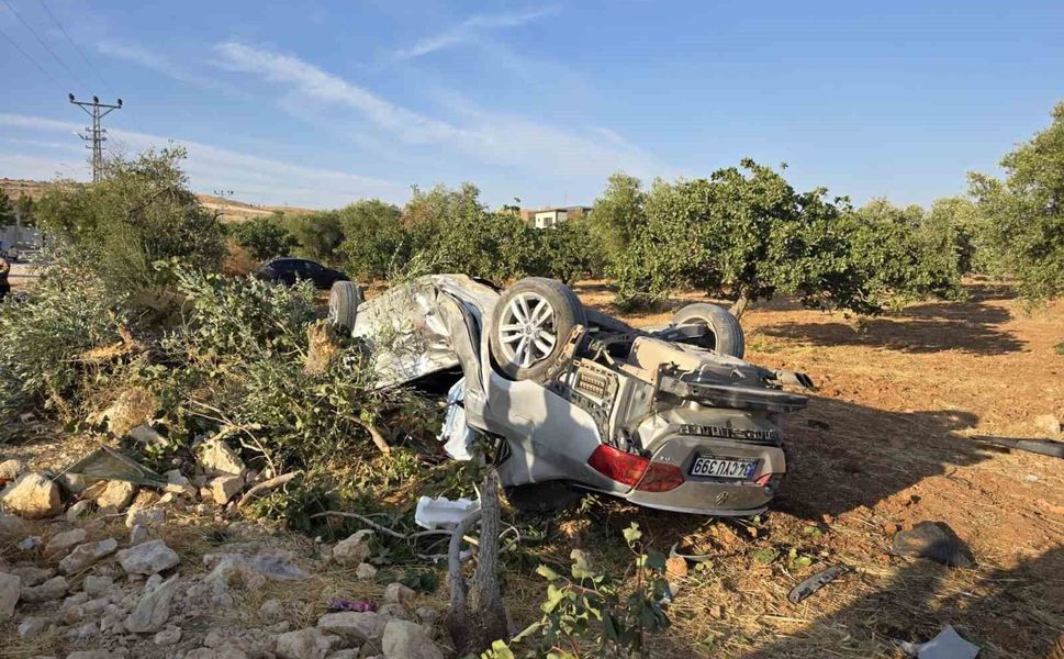 Gaziantep'te motosikletle çarpışan otomobil fıstık tarlasına uçtu: 1 ölü, 6 yaralı