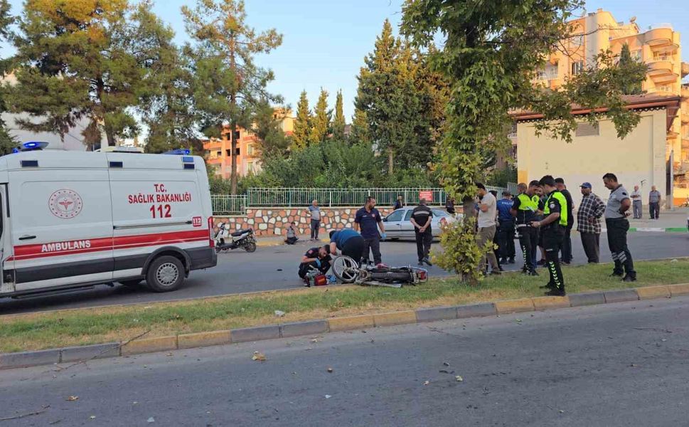 Gaziantep'te refüjdeki ağaca çarparak devrilen motosikletin sürücüsü hayatını kaybetti