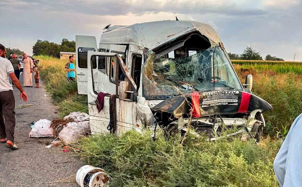 Şanlıurfa'da işçileri taşıyan servis tahliye kanalına devrildi! Çok sayıda yaralı var...