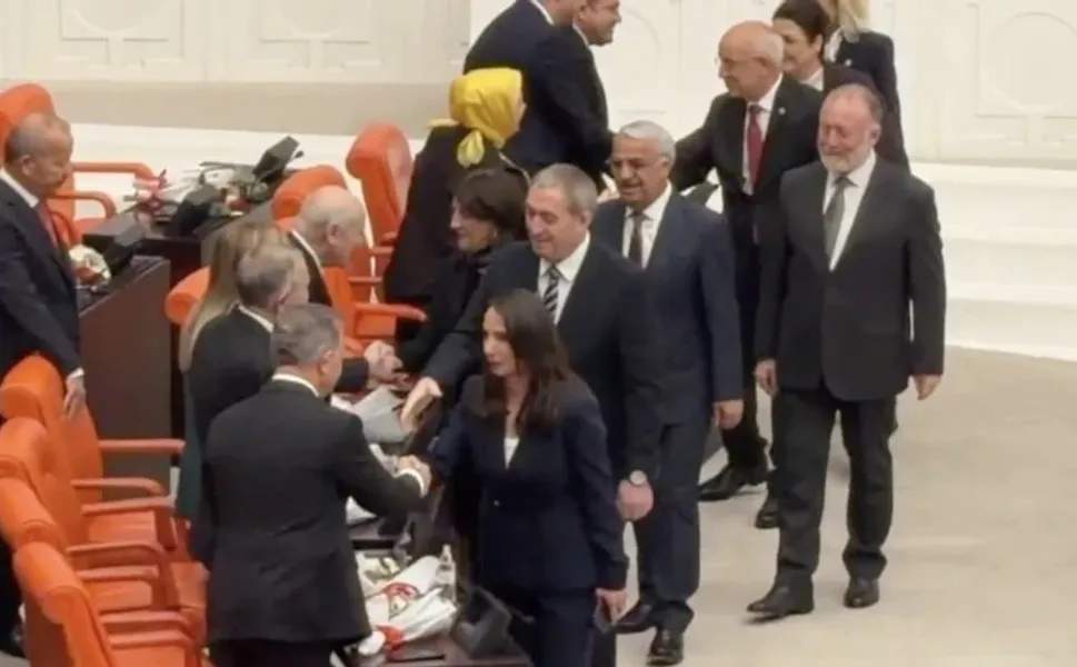 DEM Partililer Bahçeli’nin yanına gitti! Selamlaşmak için sıraya girdiler