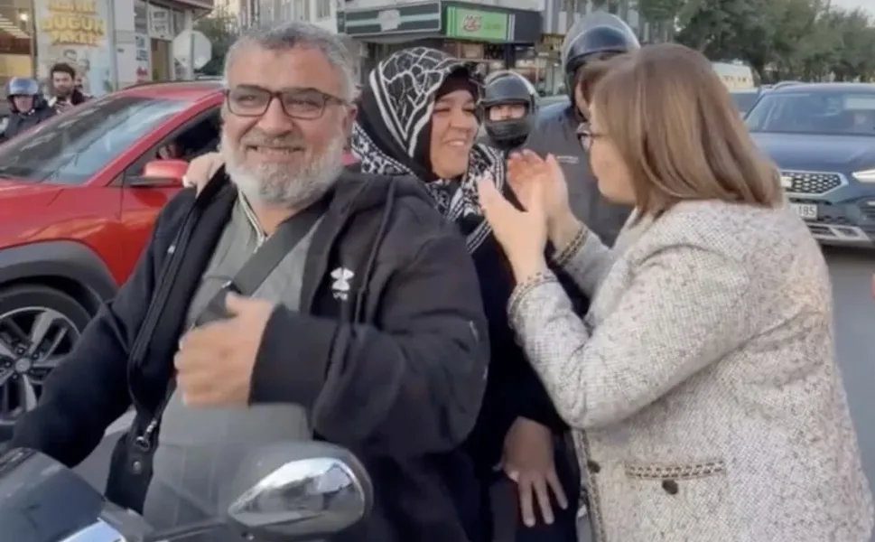 Fatma Şahin ile vatandaşın samimi diyaloğu: ''Kepeğin kesilmeye kaskın nerede, kask''