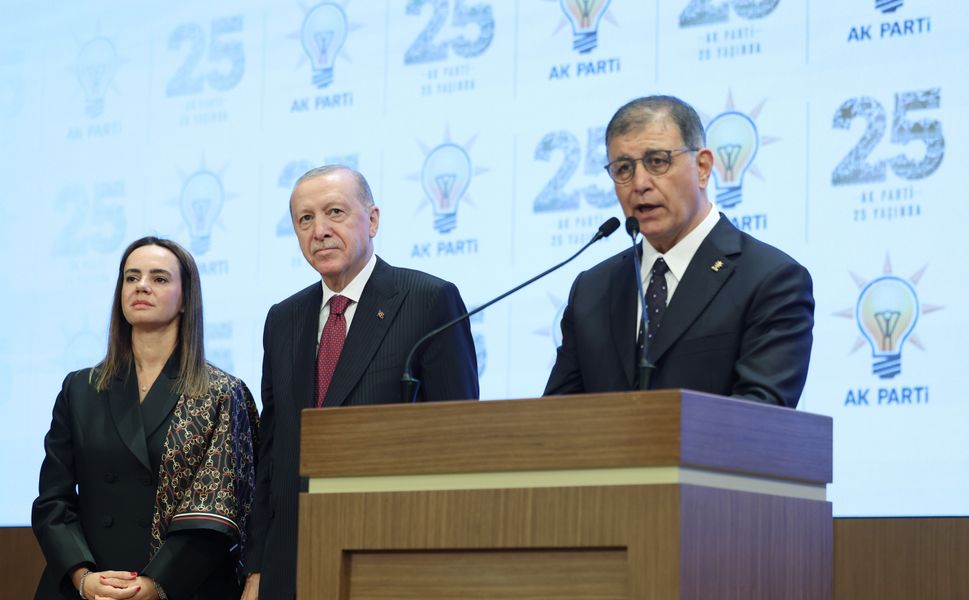 CHP'den istifa eden Cemil Tugay, AK Parti'ye katıldı