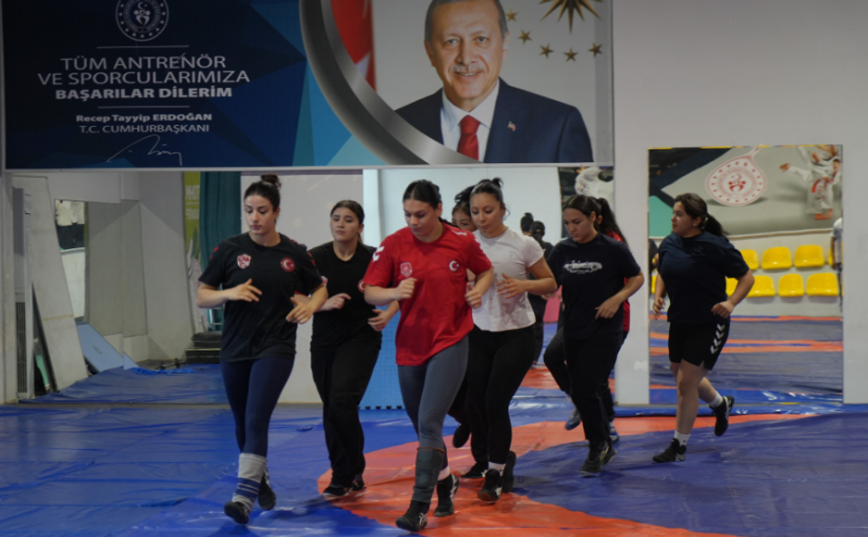 Babasının karşı çıktığı güreşte Balkan şampiyonu oldu