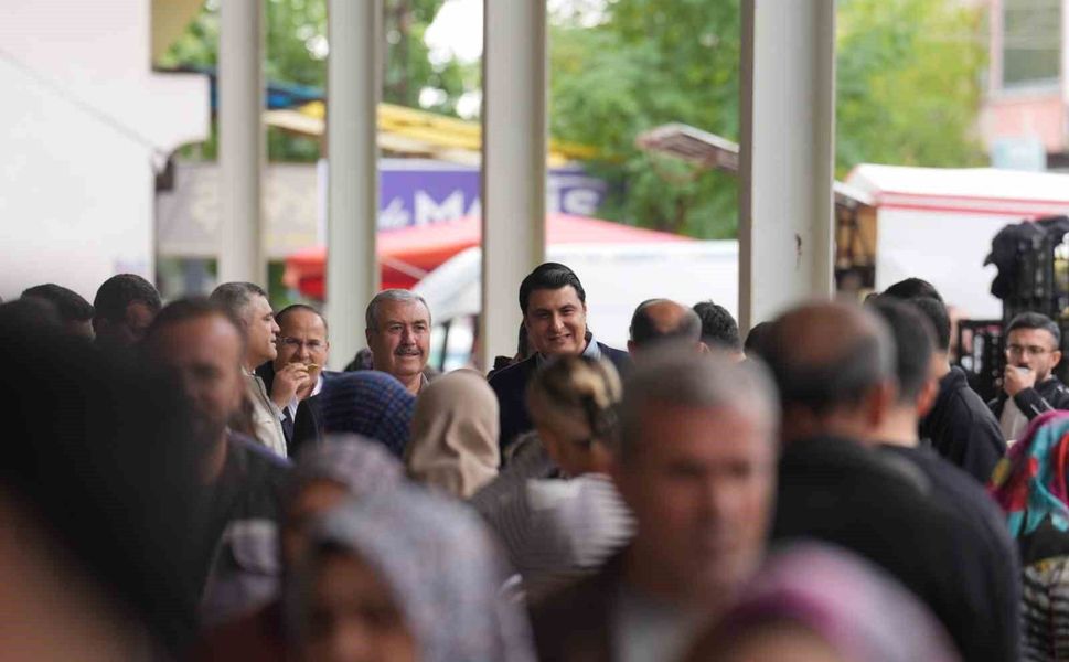 Başkan Yılmaz hemşehrileri dinledi, pazarda fiyatları düşürdü