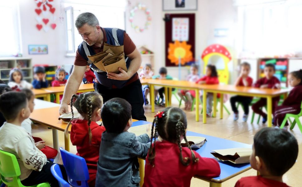 Gaziantep Büyükşehir’den anaokulu öğrencilerine simit ve süt desteği