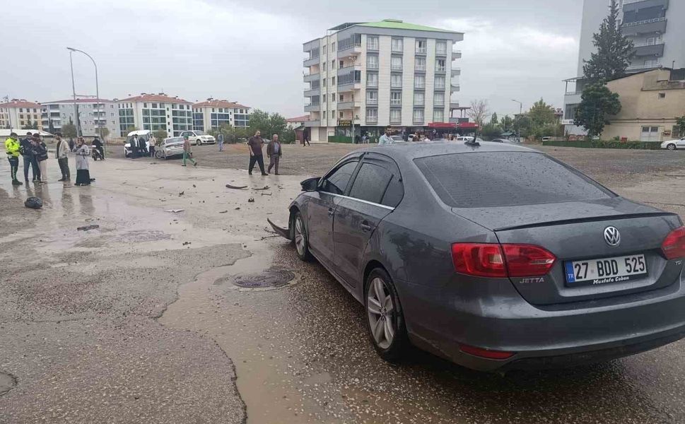 Gaziantep'te 2 otomobil çarpıştı: Araçlarda maddi hasar oluştu