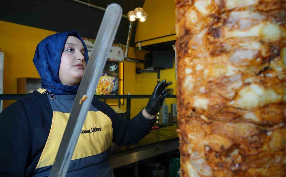 Gaziantep'te 20 yaşındaki döner ustası kadın, erkeklere taş çıkartıyor