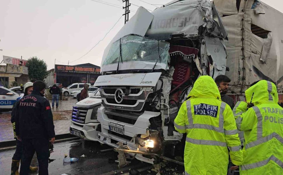 Gaziantep'te 3 aracın karıştığı zincirleme kaza: 2 yaralı