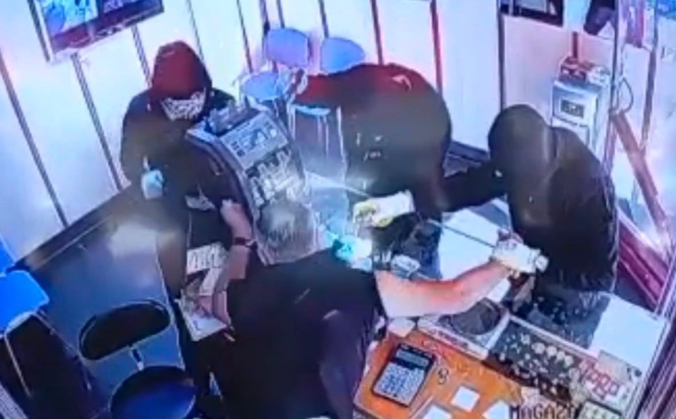 Gaziantep'te 5,6 milyon TL'lik silahlı ve biber gazlı kuyumcu soygunu: O anlar kamerada
