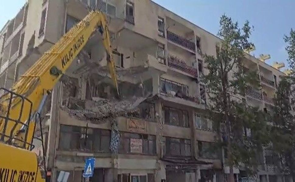 Gaziantep'te depremde ağır hasar alan 50 yıllık binada yıkım çalışması başlatıldı