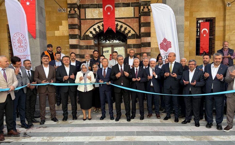 Gaziantep'te depremde hasar gören tarihi Tahtani Camii yeniden ibadete açıldı