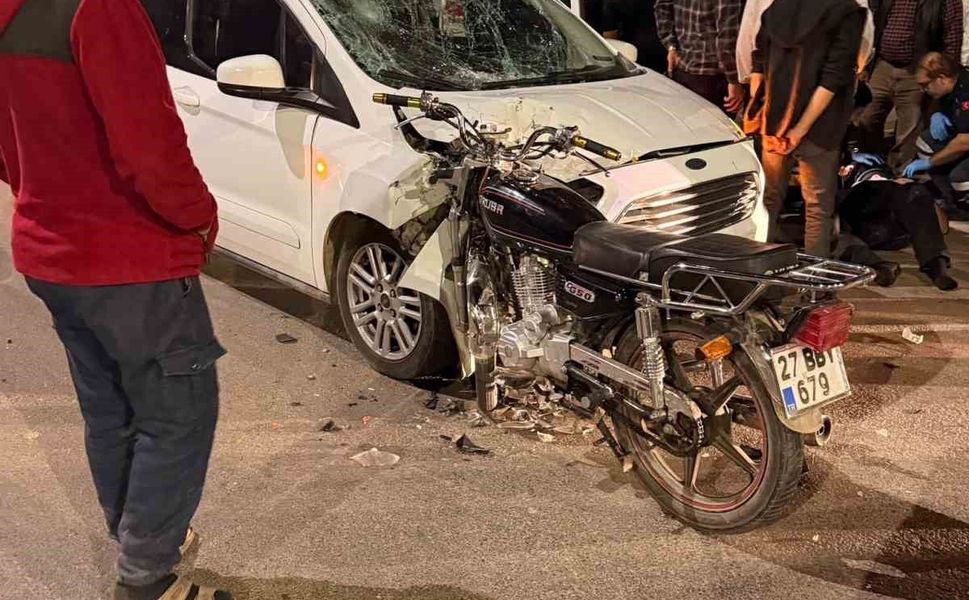 Gaziantep'te hafif ticari araç ile motosiklet çarpıştı: 1 yaralı