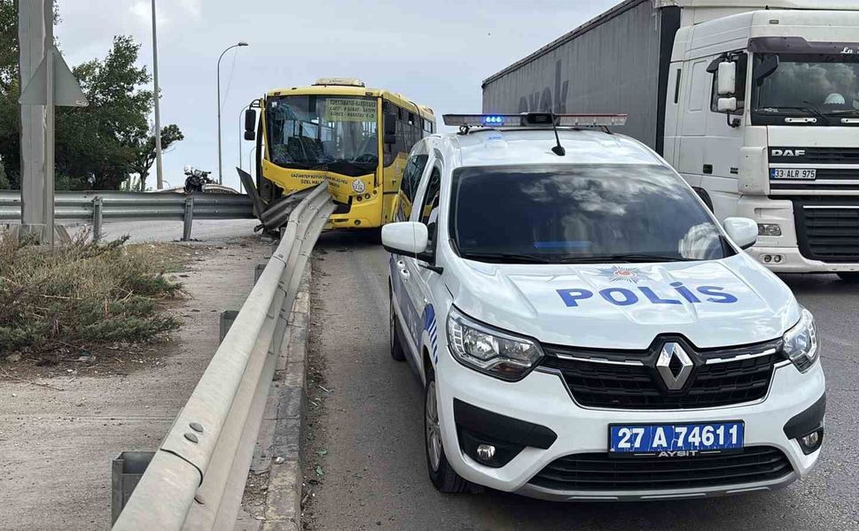 Gaziantep'te halk otobüsü demir bariyerlere çarptı: 9 yaralı