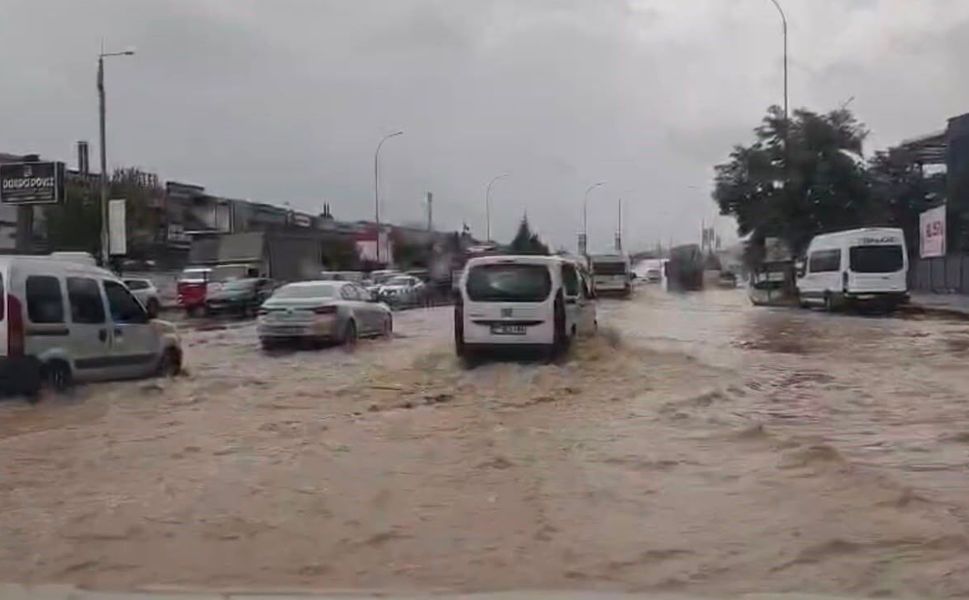 Gaziantep'te sağanak yağış sonrası yollar göle döndü