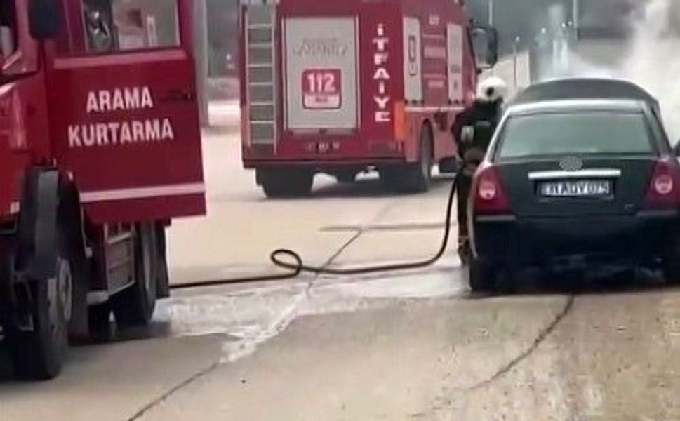 Gaziantep'te seyir halindeki araç alev aldı