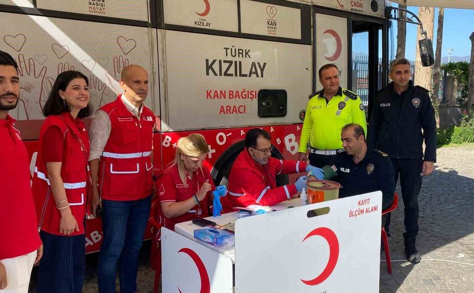İslahiye'de polislerden Kızılay'a kan bağışı