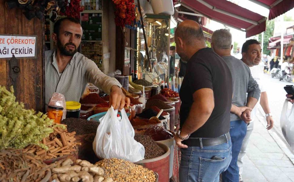 Kış ayları geldi, Gaziantep'te vatandaşlar aktarlara akın etti