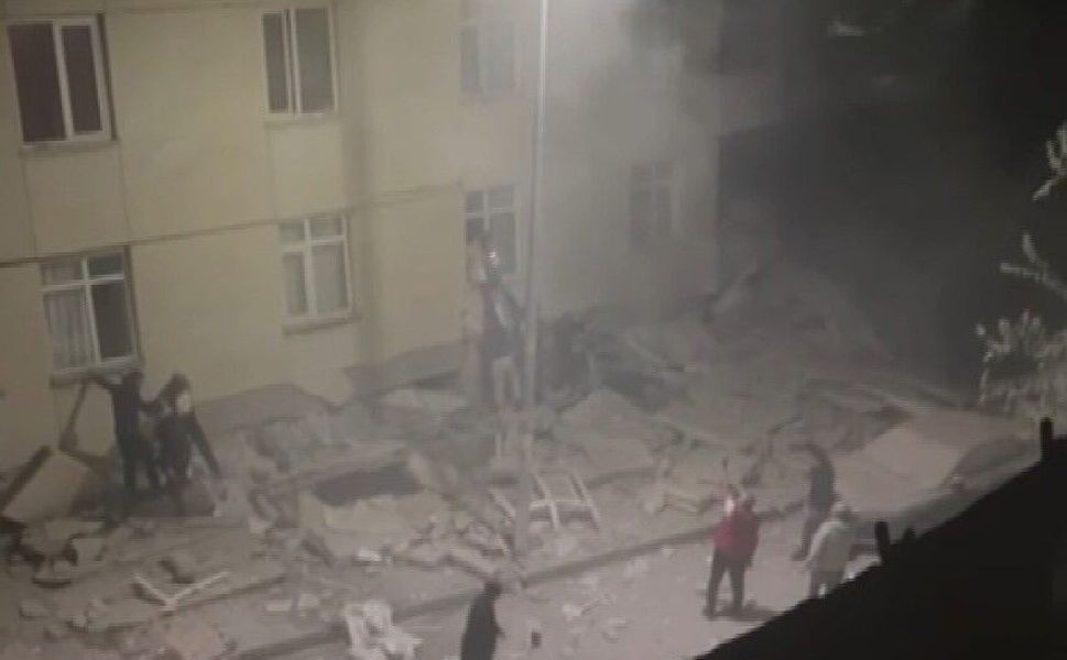 Maltepe'de çöken binanın ilk anları kamerada