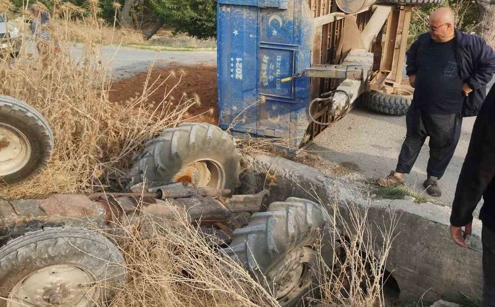 Nizip'te feci kaza! Toprak yüklü traktör dereye düştü