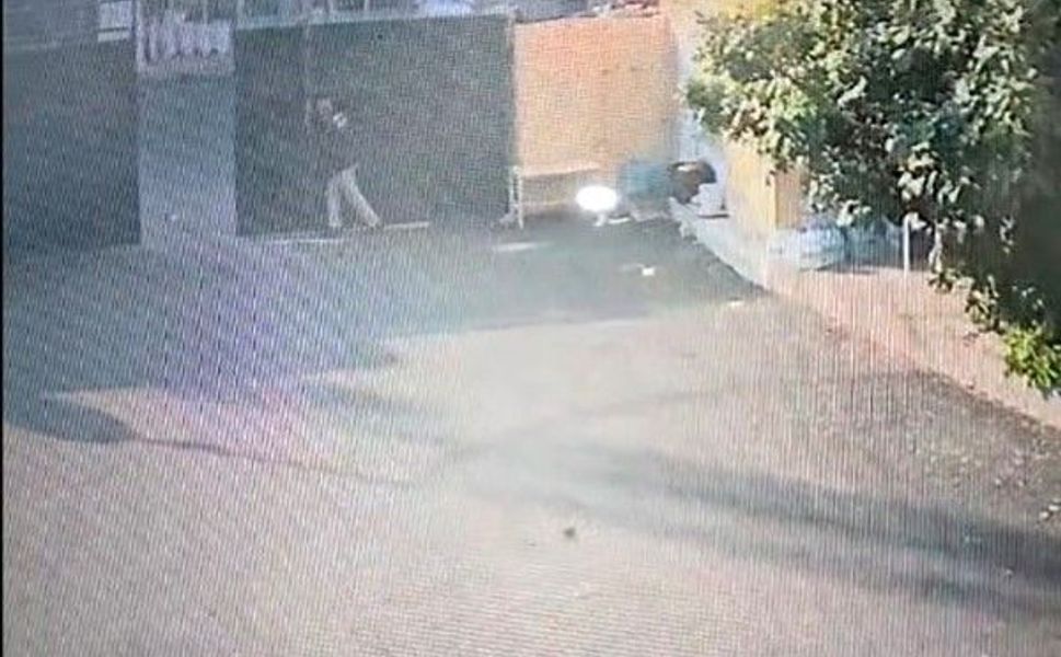 Nizip'te korkutan kaza kamerada! Kapı bir anda bekçinin üzerine düştü