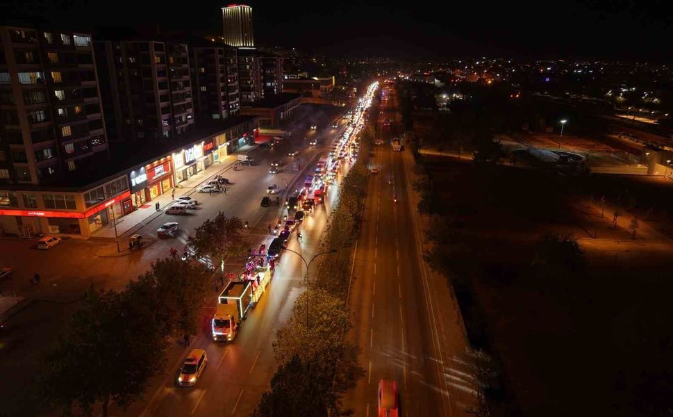 Yılmaz'dan Cumhuriyet kortejine davet