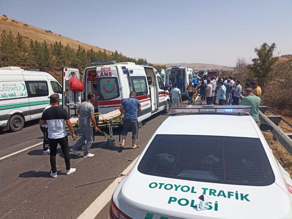 AA-20220820-28691318-28691317-GAZIANTEPTEKI_TRAFIK_KAZASINDA_ILK_BELIRLEMELERE_GORE_2_KISI_OLDU_10_KISI_YARALANDI-Kopya