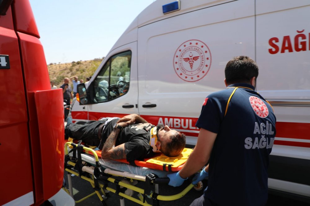 AA-20220820-28691378-28691372-GAZIANTEPTEKI_TRAFIK_KAZASINDA_ILK_BELIRLEMELERE_GORE_2_KISI_OLDU_10_KISI_YARALANDI