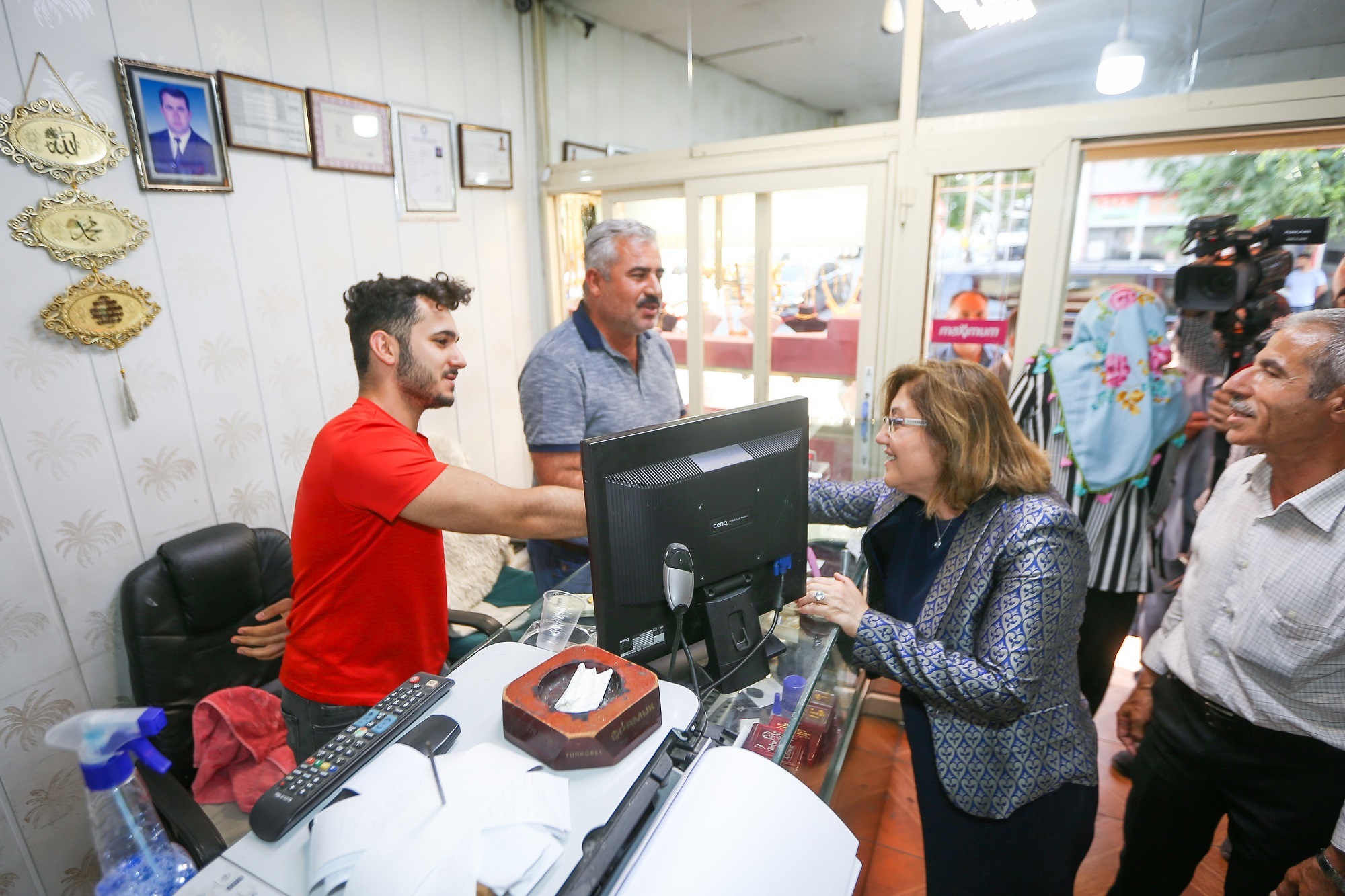 BAŞKAN ŞAHİN, FIRAT VE BEYBAHÇE’DE MAHALLE ZİYARETLERİNİ SÜRDÜRDÜ   (4)