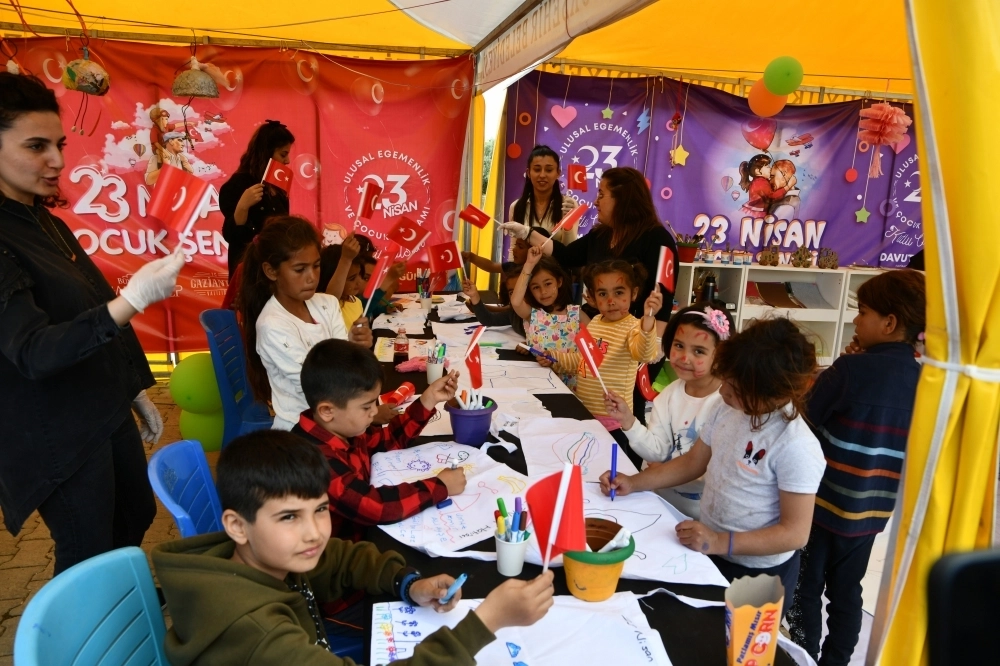 deprem-bolgesinde-23-nisan-ulusal-egemenlik-ve-cocuk-bayrami-kutlandi