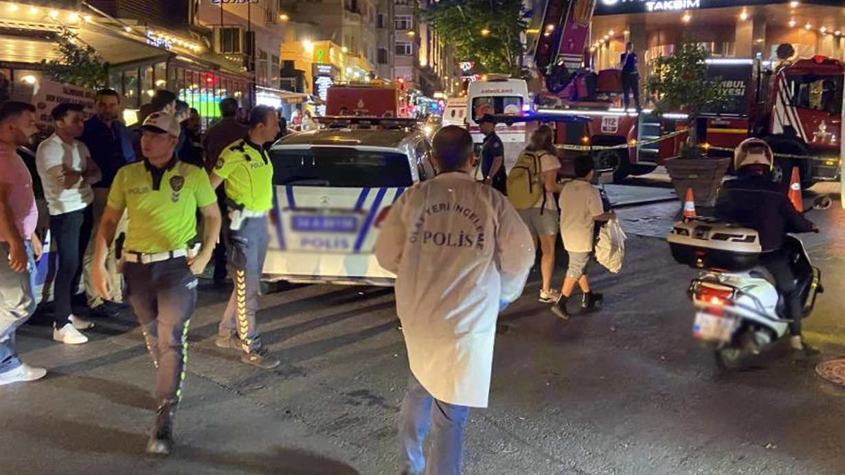 taksimde-abdli-turist-kaldigi-otelin-demir-korkuluklarina-bagladigi-iple-intihar-etti-ZKTi