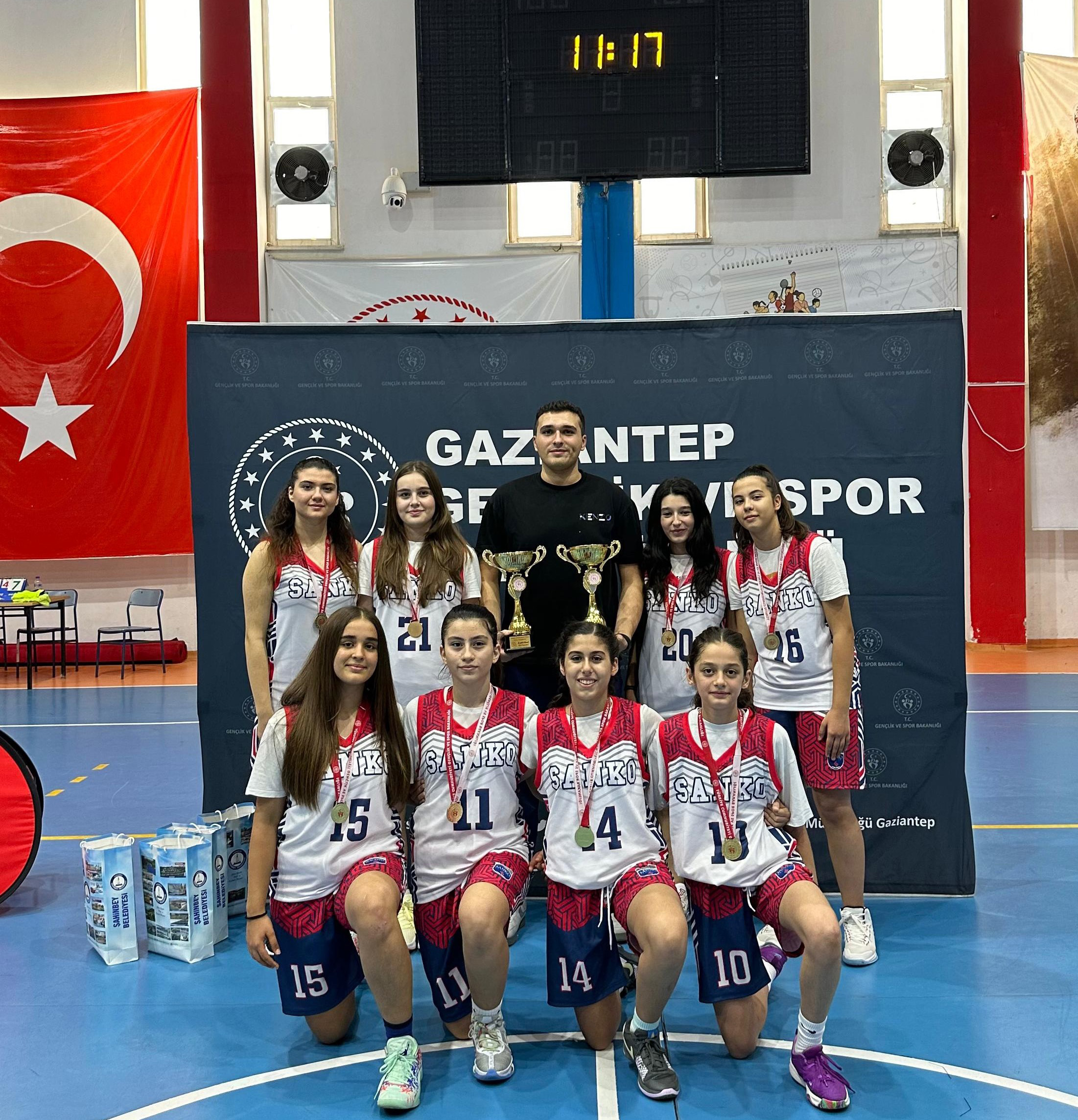 Sanko Okullari Basketbolda İl Şampi̇yonu Oldu (2)