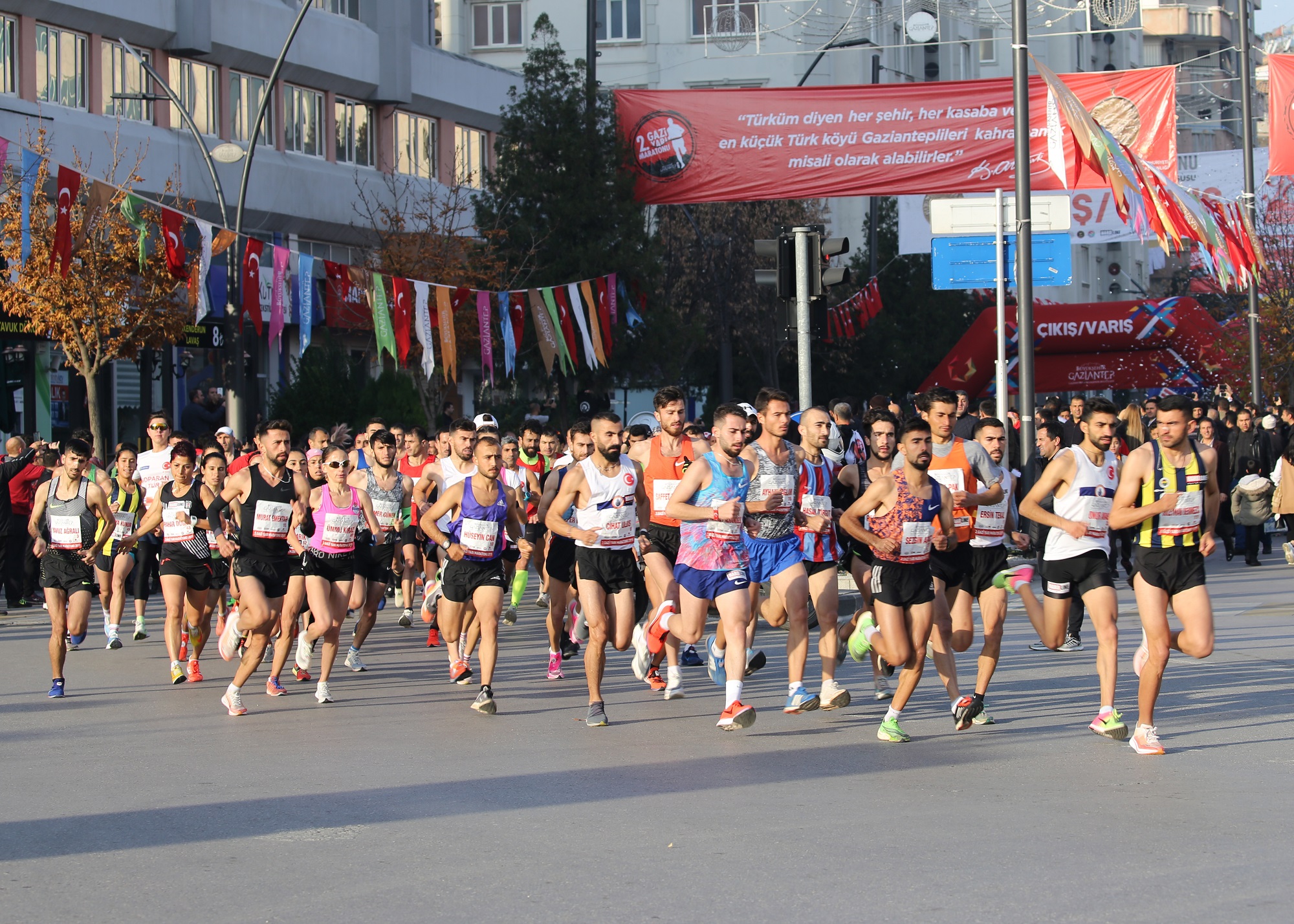 Gazi̇ Yari Maratonu Başliyor