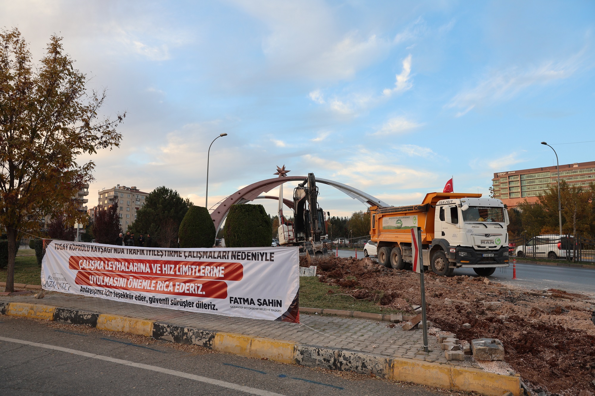 Gazi̇antep Büyükşehi̇r, Tugay Köprülü Kavşaği’nda Şeri̇t Arttirma Çalişmalarina Başladi (3)