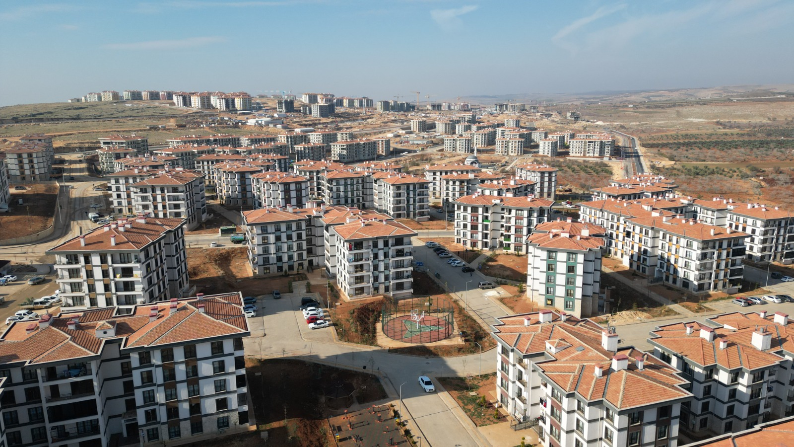 Gazi̇antep’i̇n Yeni̇ Uydu Kenti̇ Güneyşehi̇r’de Hak Sahi̇pleri̇ Evleri̇ne Kavuşuyor (1)-1