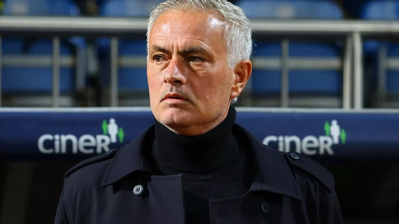 Jose Mourinho Acikladi Devre Arasin Soyunma Odasi Koridorunda 1734723383 697