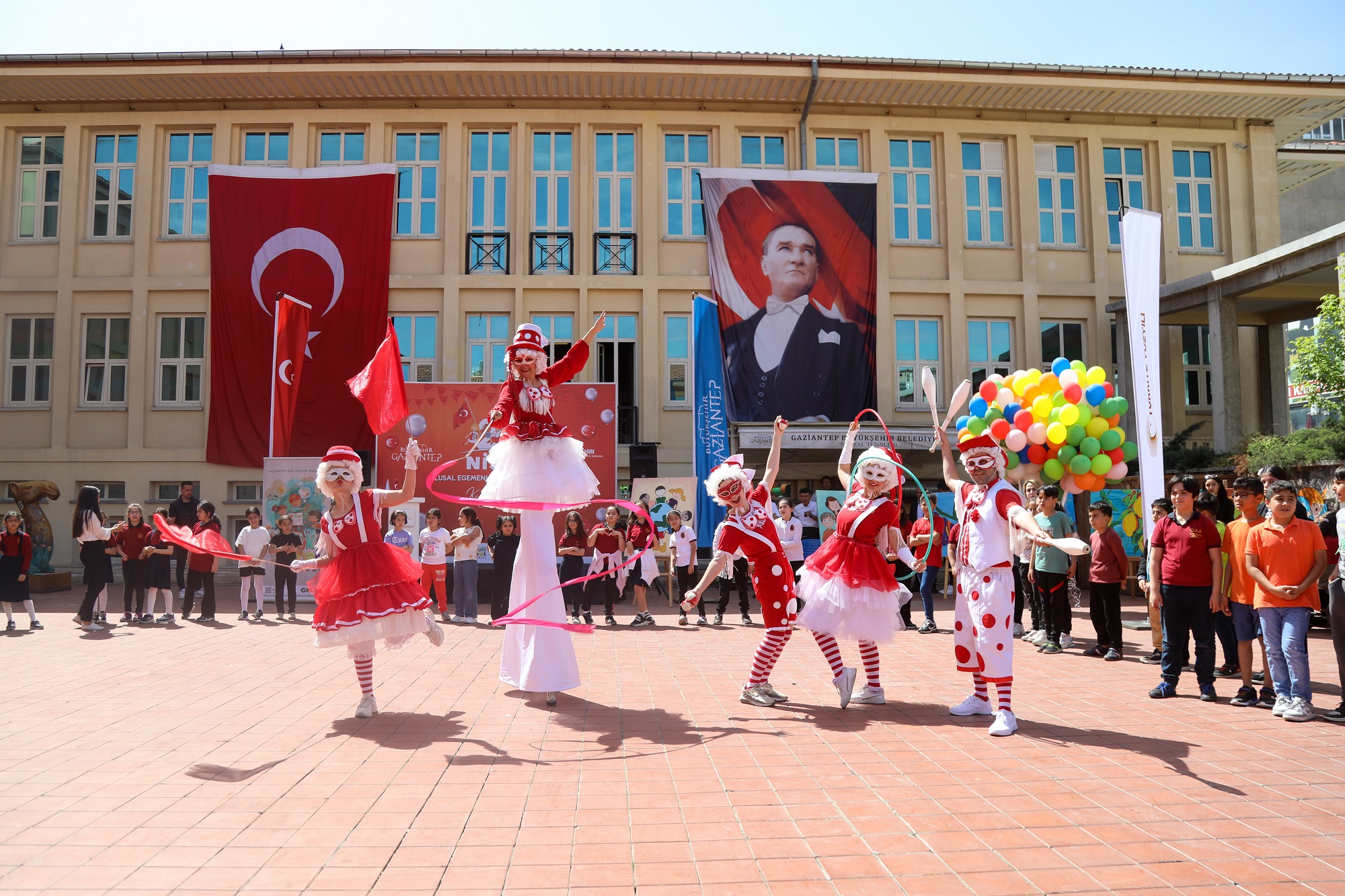 Sanatin Kalbi̇ Kahraman Emmi̇oğlu Kültür Ve Sanat Merkezi̇’nde Atiyor (1)-1