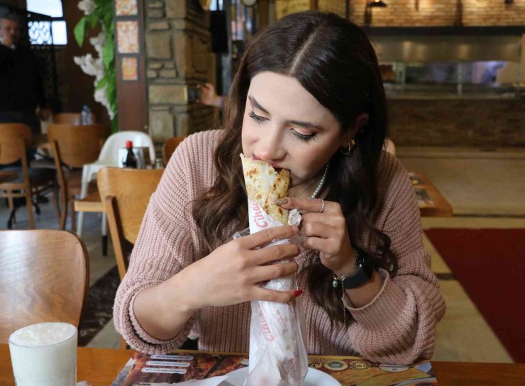 Lahmacun Arasi Adana Kebap Vatandaslardan Tam Not Aldi