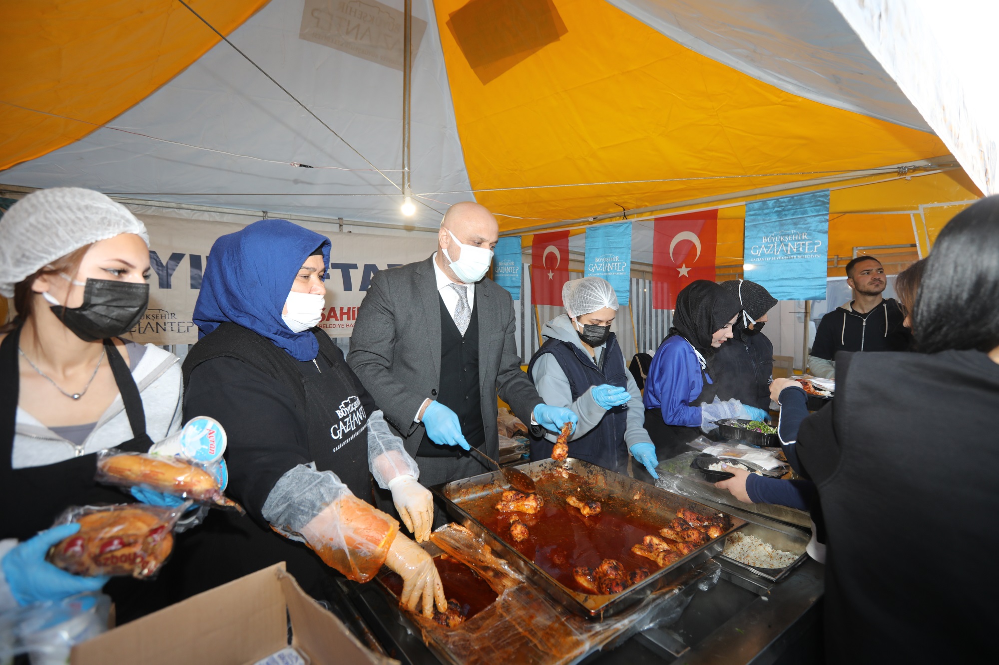 Büyükşehi̇r’i̇n İftar Çadirlari Ramazan’in Bi̇rli̇k Ruhunu Yaşatiyor (23)