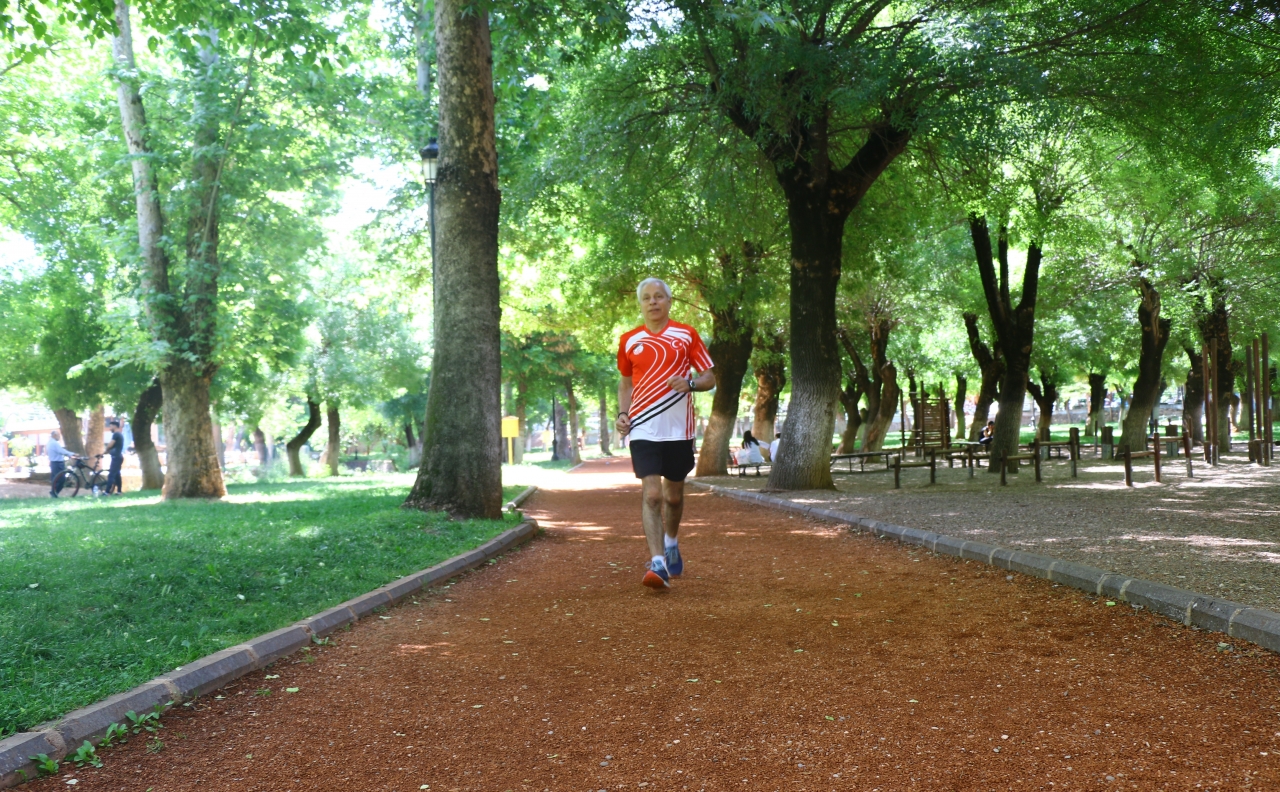 70 Yaşındaki Mali Müşavir, 16 Yıldır Her Sabah Güne Sporla Başlıyor