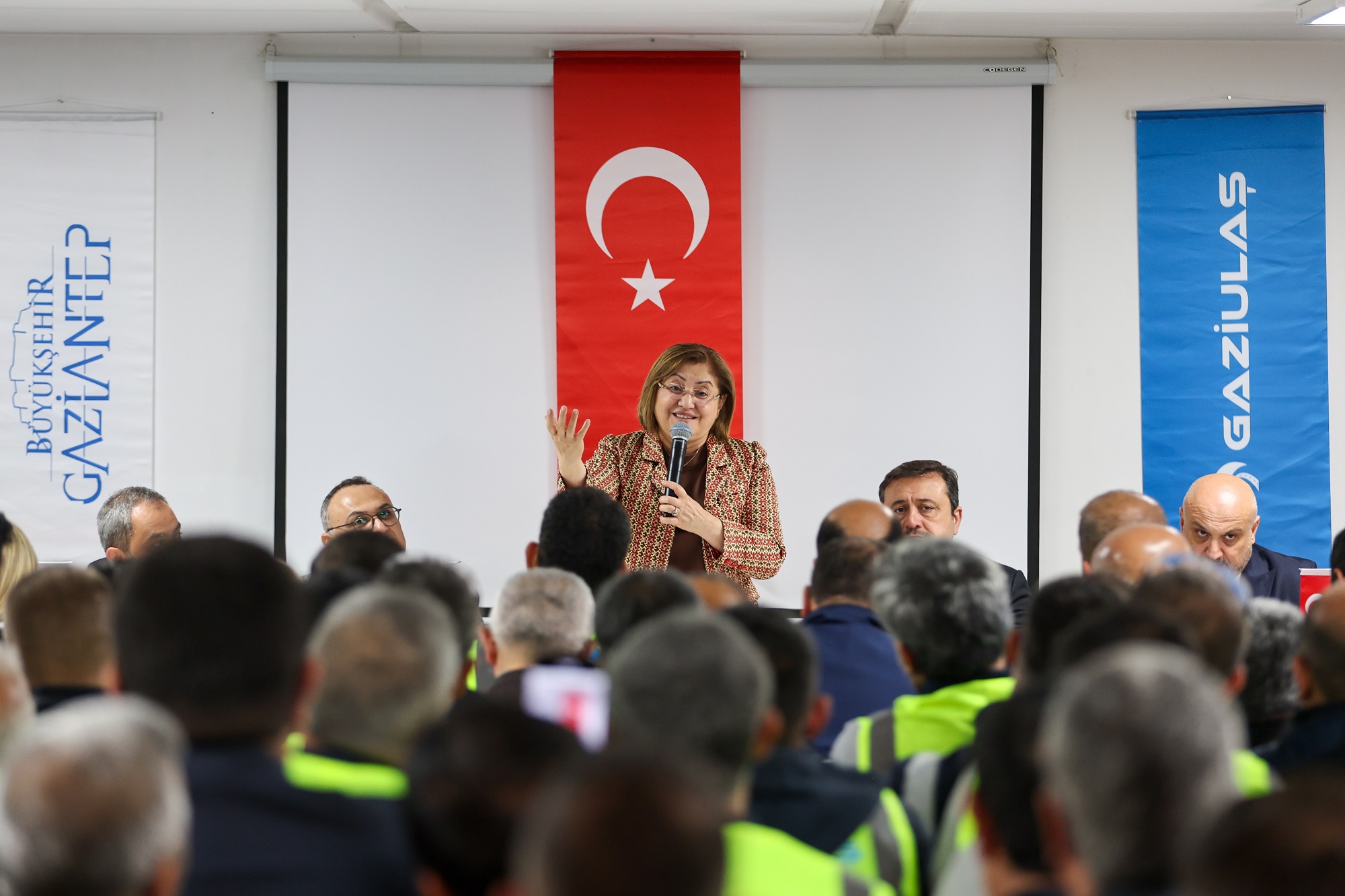 Başkan Şahi̇n Beledi̇ye Çalişanlariyla Bi̇r Araya Geldi̇ (10)