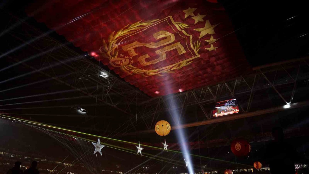 Galatasaraylı Futbolcular Şampiyonluğu Marşlar Ve Şarkılarla Kutladı