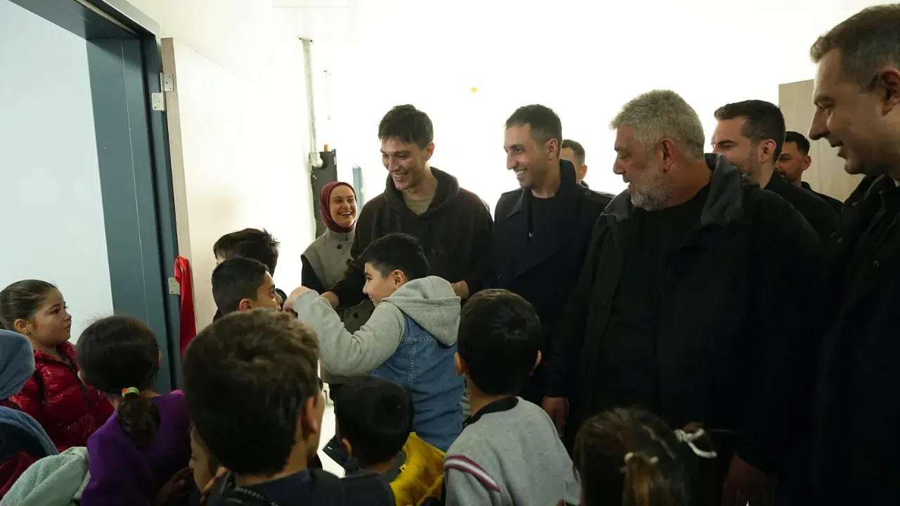 7756 Siyah Bere Ekibinden Deprem Bolgesine Ziyaret Gaziantepte Bir Okula Kutuphane Kurdular