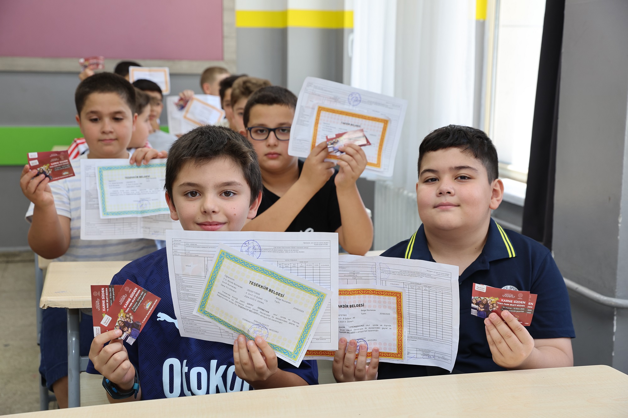 Başkan Şahi̇n’den Tüm Öğrenci̇lere Karne Hedi̇yesi̇ (2)